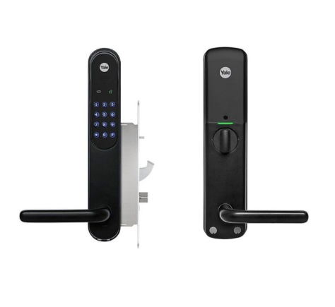 Yale Doorman smart lås installerat på dörr i Stockholm